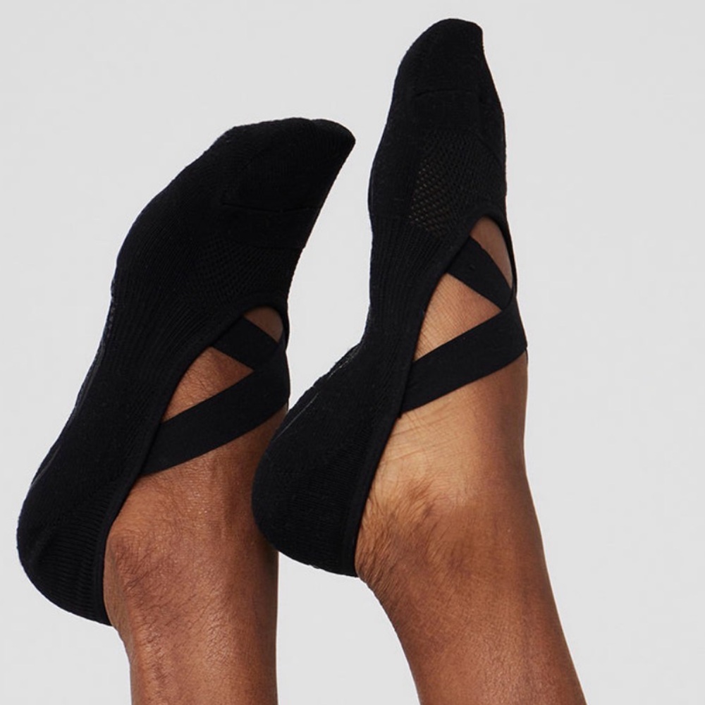 NWT ALO Yoga Black Grip Socks Small 6-7.5 Pilates Barre